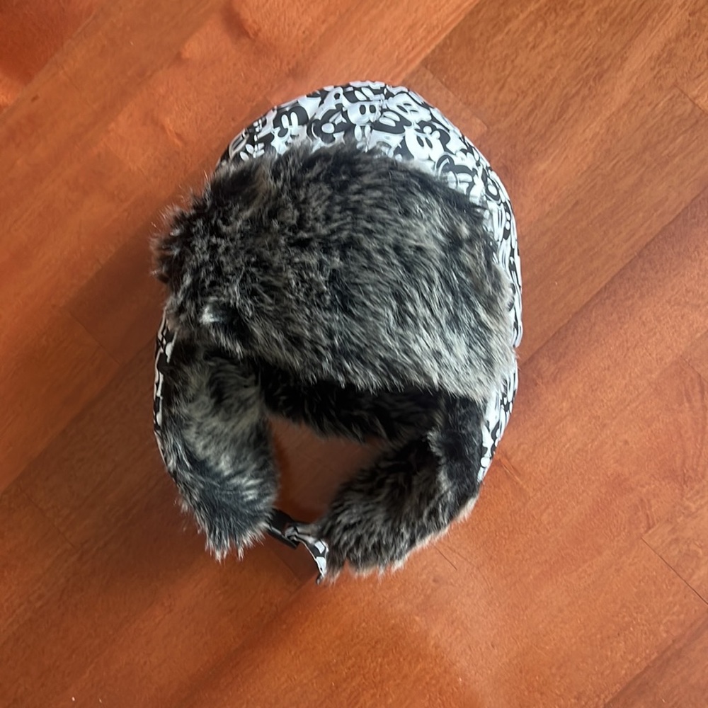DISNEY WINTER HAT - Picture 2 of 5